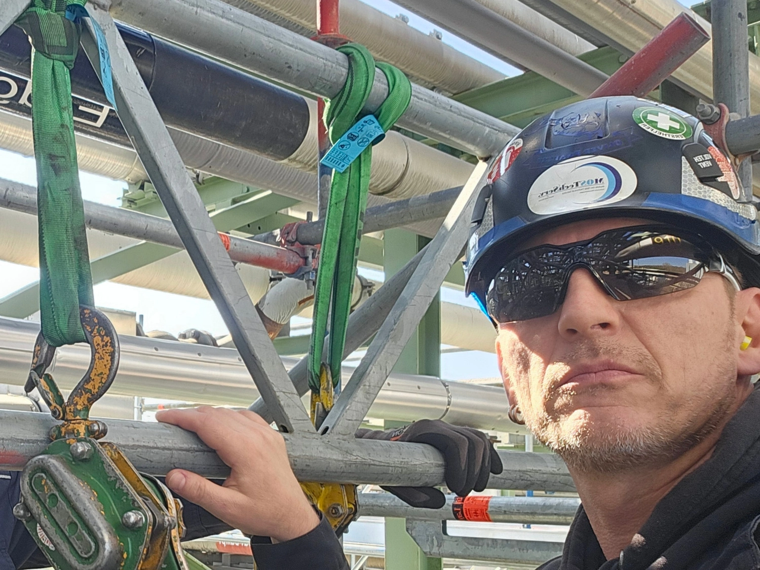MOSTechServ -  Industrieller, Wartung & Instandhaltung Service -  Ein Industriearbeiter mit Schutzhelm und Schutzbrille neben Hebebändern.